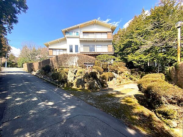 建物外観です。バルコニーなど建物開口部は南向きに配置されております。