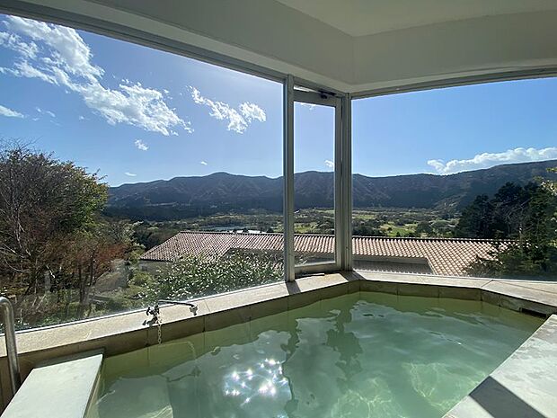 温泉大浴場はかけ流し・白濁温泉と贅沢な眺望をお愉しみいただけます。