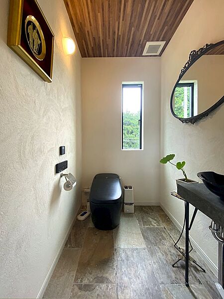 2階のトイレは1階トイレとリンクされた内装。細かなところも抜かりのないセンスが光ります。