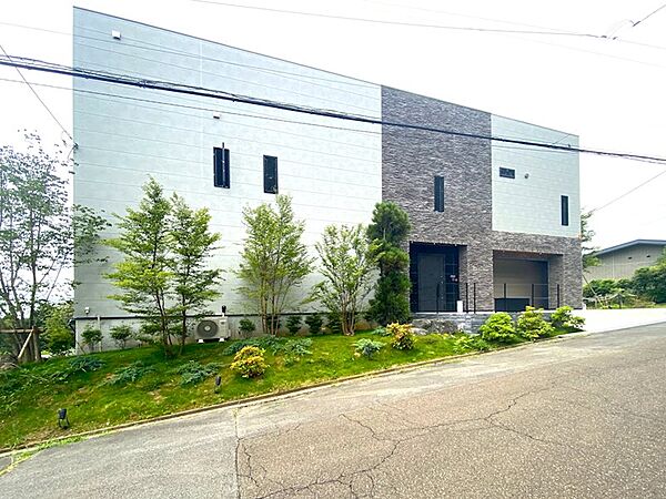 別角度からの建物外観です。