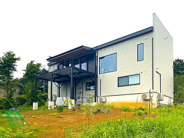 バルコニー側からの建物外観です。