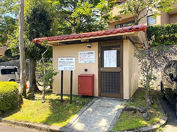 棟の近くにゴミステーションが設置されています。