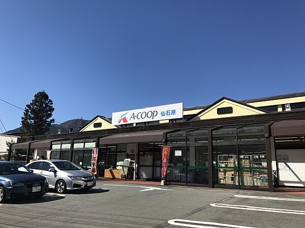対象地から約2.7km（車で約13分）にスーパー及び病院があり生活には困りません。