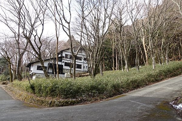 対象地は角地となっています。比較的緩やかな傾斜地です。（東側から撮影）