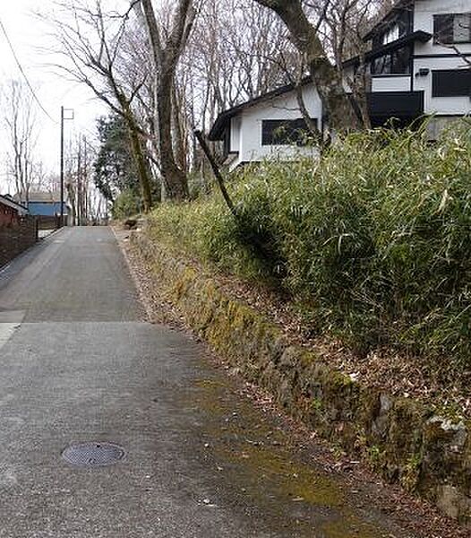 南側に接している町道は幅員約4.5mです。車の通りは少ないです。