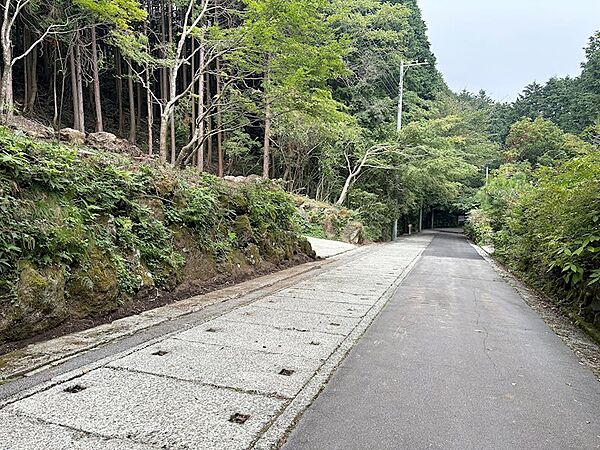 前面道路は北方向に緩やかに傾斜しています。