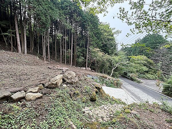 階段上部から北東方向を撮影。元々は家屋が建てられていましたが、解体され、更地の状態です。