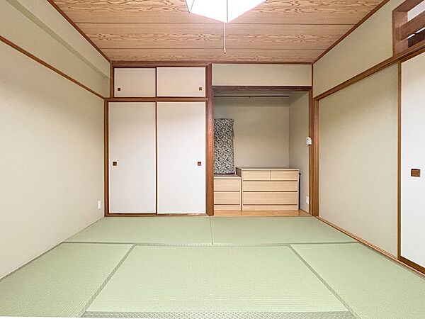 リビング隣接する和室は約8帖、寝室としてご利用されています。