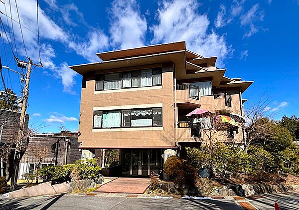 箱根登山ケーブルカー「上強羅」駅から徒歩約4分。総戸数25戸のコンパクトなリゾートマンションです。