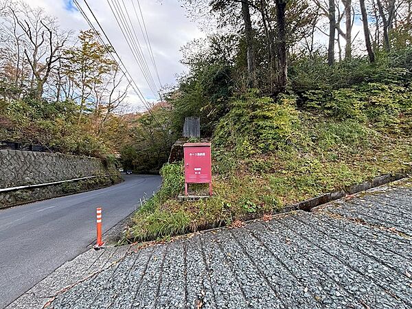 【敷地内】角付近に箱根町の構造物（消防ホース格納箱）がございます。撤去も可能です。（消防に確認済）