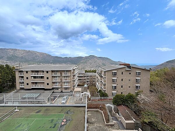 【バルコニー】12.74m2の広々としたバルコニーからは大文字を望み、強羅の雄大な景色をお愉しみいただけます。