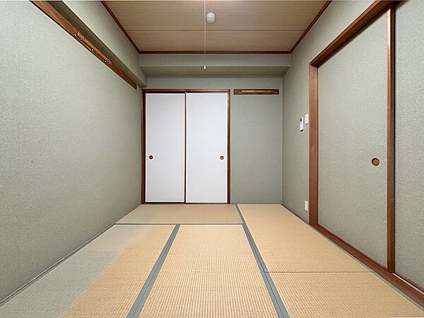 【和室】押し入れもございますので、お布団の収納等に困ることもありません。