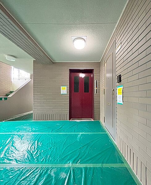 【共用部】お部屋へは、エレベーターを使用してアクセスいただけます。※現在大規模修繕工事中のため敷物がされています。