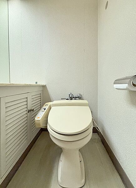 【トイレ】温水洗浄機能付きトイレです。