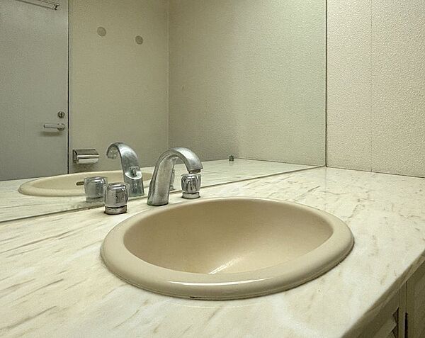 【洗面所】トイレ横に併設してあります。