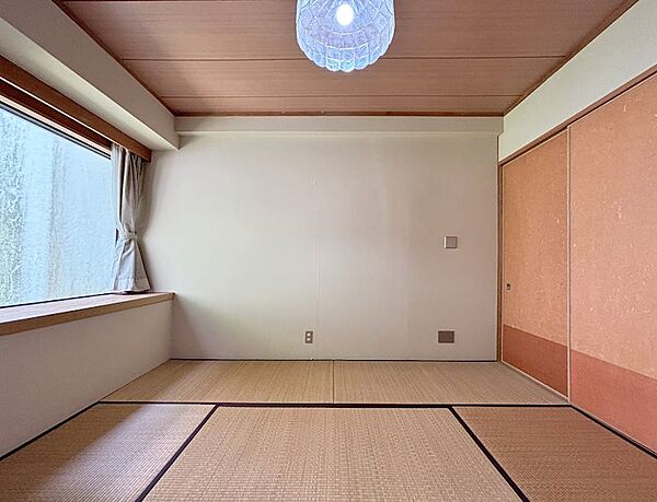 【和室】リビングに横には和室が備わります。
