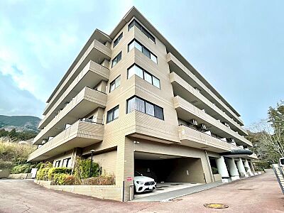 外観：敷地内源泉かけ流し・共用部が充実のマンションです。