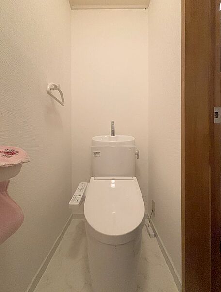 【トイレ】ウォシュレットタイプのトイレです。