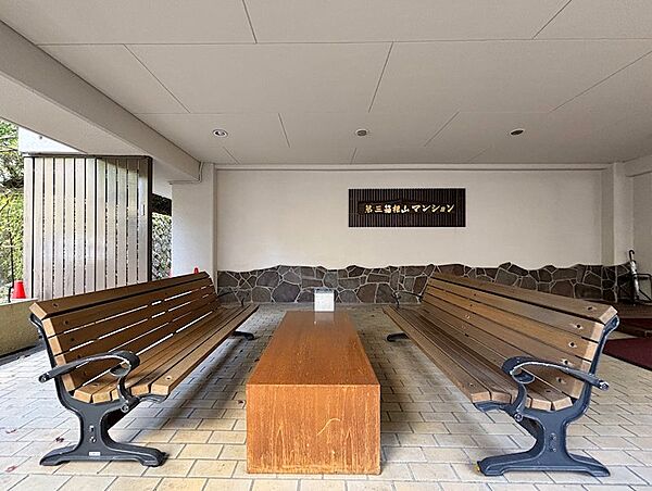 【共用部】建物の正面入口前にエントランスがございます。