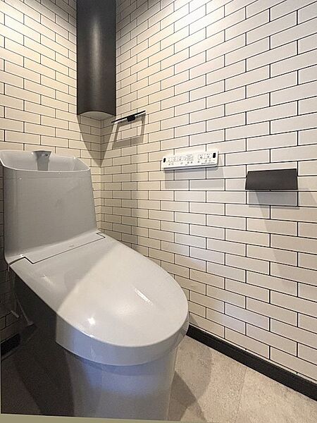 トイレはシックな内装で纏められております。