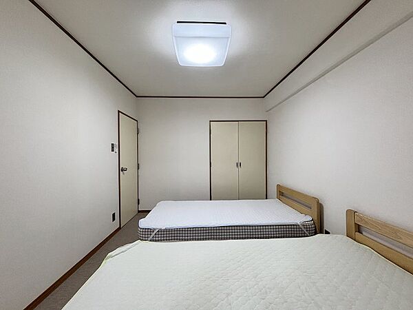 リビング側から洋室を撮影。ベッドは2台配置可能です。