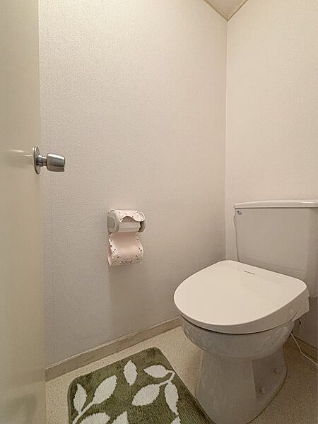 トイレには温水洗浄機能付き便座が設置されています。
