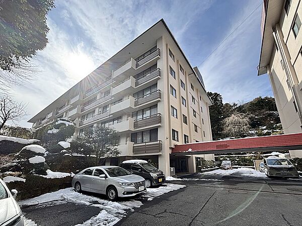 第5マンションと隣り合う第3マンション。バス停、コンビニが近く、比較的に利便性の良い立地環境です。