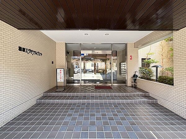 【エントランス】こちらのドアは、夜間や管理人さんの休務日にはオートロックとなります。