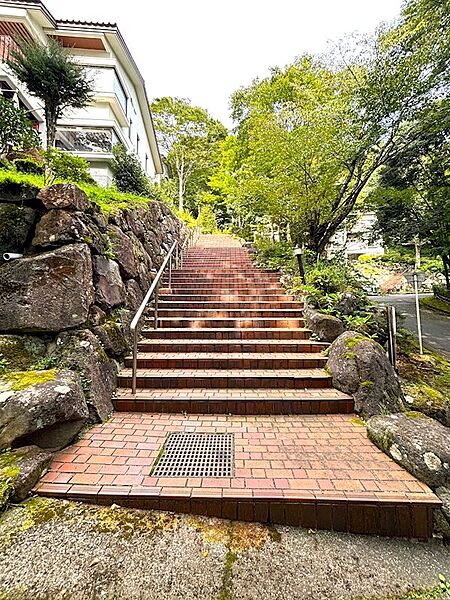 駐車スペースから階段を上り建物へと向かいます。