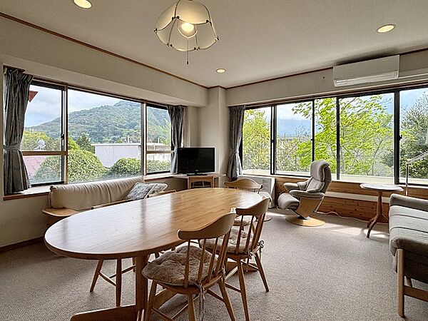 【リビング】角部屋ならではの二面採光により、光をたっぷり取り込む明るい空間です。