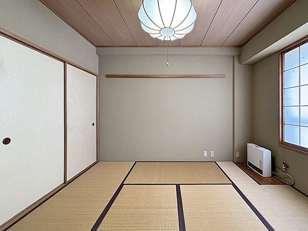 【和室】こちらは北東側の和室となります。