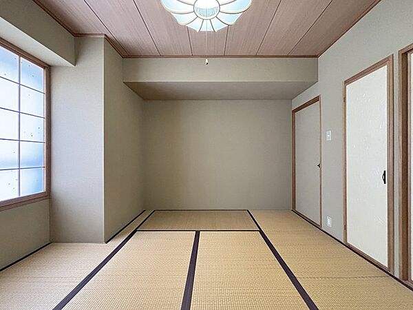 【和室】収納スペースも備わっており、来客用のお部屋としても便利にご利用いただけます。