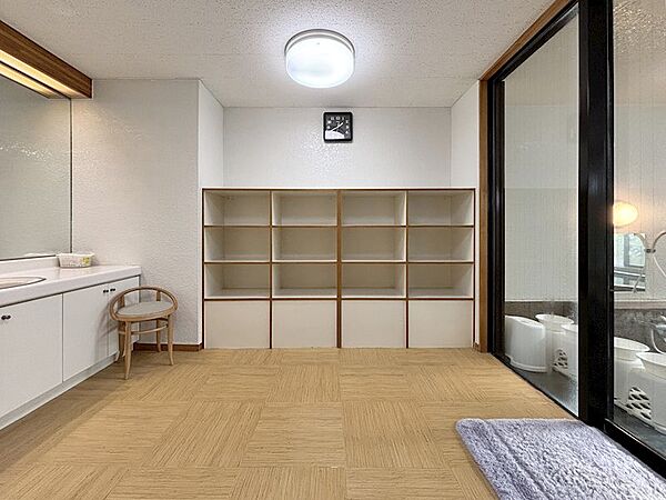 【脱衣場】男女別温泉大浴場の脱衣所です。