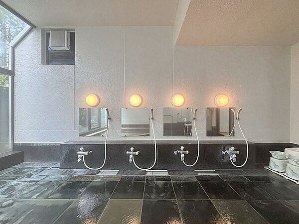 【大浴場】洗い場もゆったりとした広さがあり、快適にご利用いただけます。