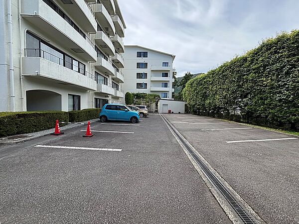 【駐車場】無料・平置き・先着順・区画指定のない駐車スペースです。