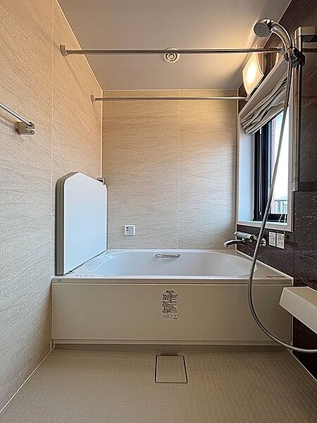 お部屋の浴室は温泉ではありませんが、ユニット交換済みです。窓もあり、気持ち良くご入浴いただけます。