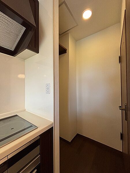 冷蔵庫置場はキッチンの奥にございます。冷蔵庫置場の正面には電気温水器の扉がございます。