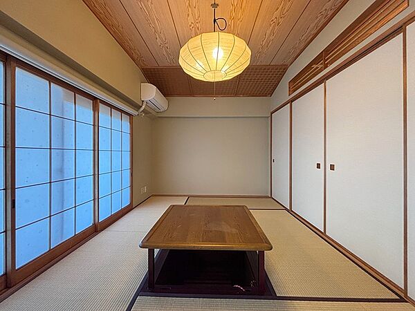 リビングと隣接する約6帖の和室。リビングからは一段、床が高く、小上がりになっています。