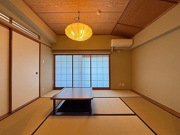 別角度から撮影。小上がりを活かした堀炬燵が備わります。
