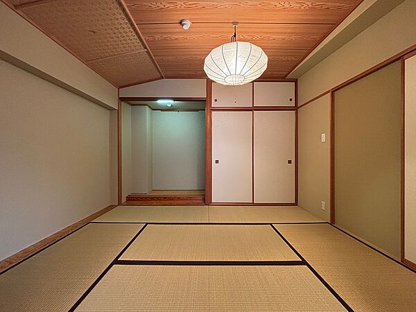 こちらもリビングと繋がる約6帖の和室です。床の間と押し入れが備わります。