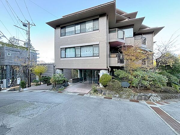 箱根登山ケーブルカー「上強羅」駅から徒歩約4分。総戸数25戸のコンパクトなリゾートマンションです。