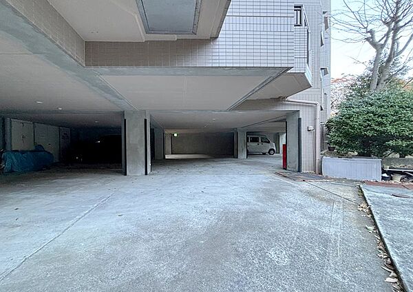 駐車場の利用料金は1泊200円になります。