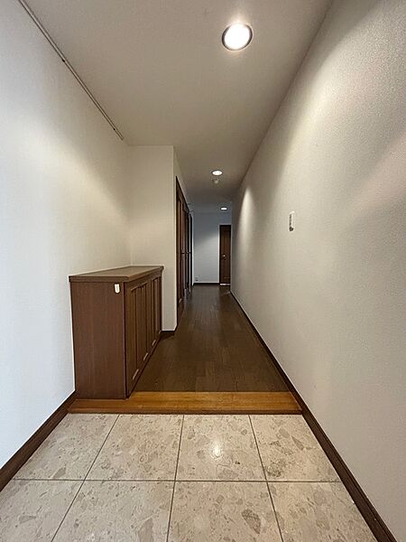 それでは室内へ参りましょう。広々とした玄関です。