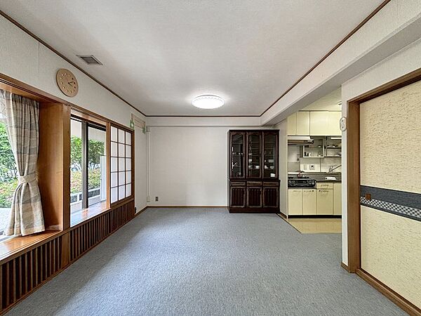 【リビング】同マンションでは数少ない1LDKタイプのお部屋です。