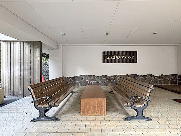 【共用部】建物の正面入口前にエントランスがございます。