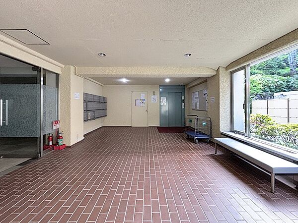 【エントランス】広々としたエントランスがお出迎えします。