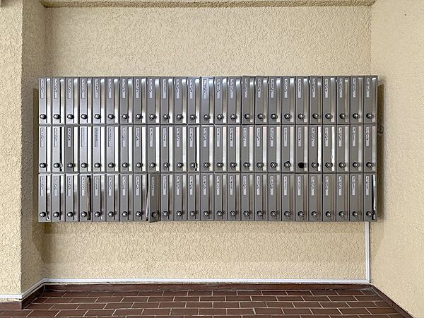 【共用部】エントランスにはレターボックスが設置されています。
