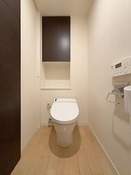 【トイレ】手洗い器付きのタンクレス仕様です。