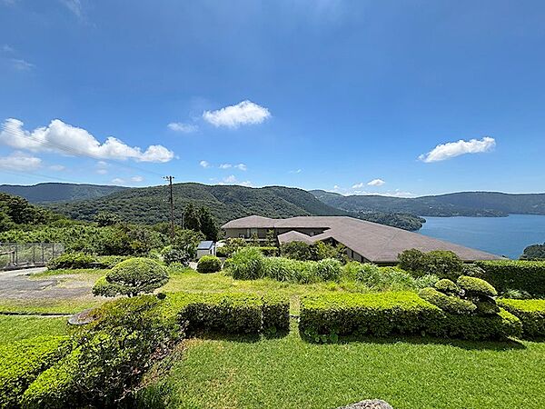 バルコニー正面方向の眺望です。山と湖に癒される景色が広がります。