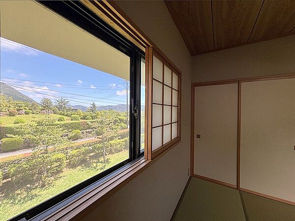 和室の窓からも眺望をお楽しみいただけます。